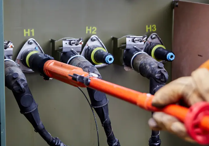 Um guia técnico abrangente para sistemas externos de conectores e soquetes separáveis ​​de alta tensão