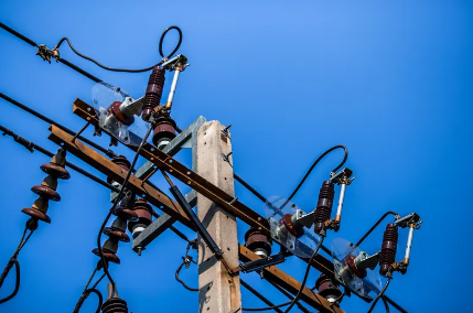 Guia completo para isoladores de linhas de transmissão: da estrutura e materiais à prevenção de falhas