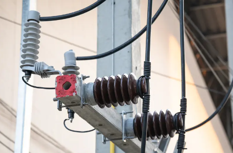 Análise Técnica dos Modos de Falha do Metal Oxide Surge Strester (MOV): Ingressão de umidade, envelhecimento ou sobrecarga térmica?