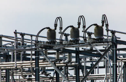 Pesquisa sobre aprimoramento da confiabilidade mecânica e estabilidade de contato elétrico de desconectadores de alta tensão em condições extremas