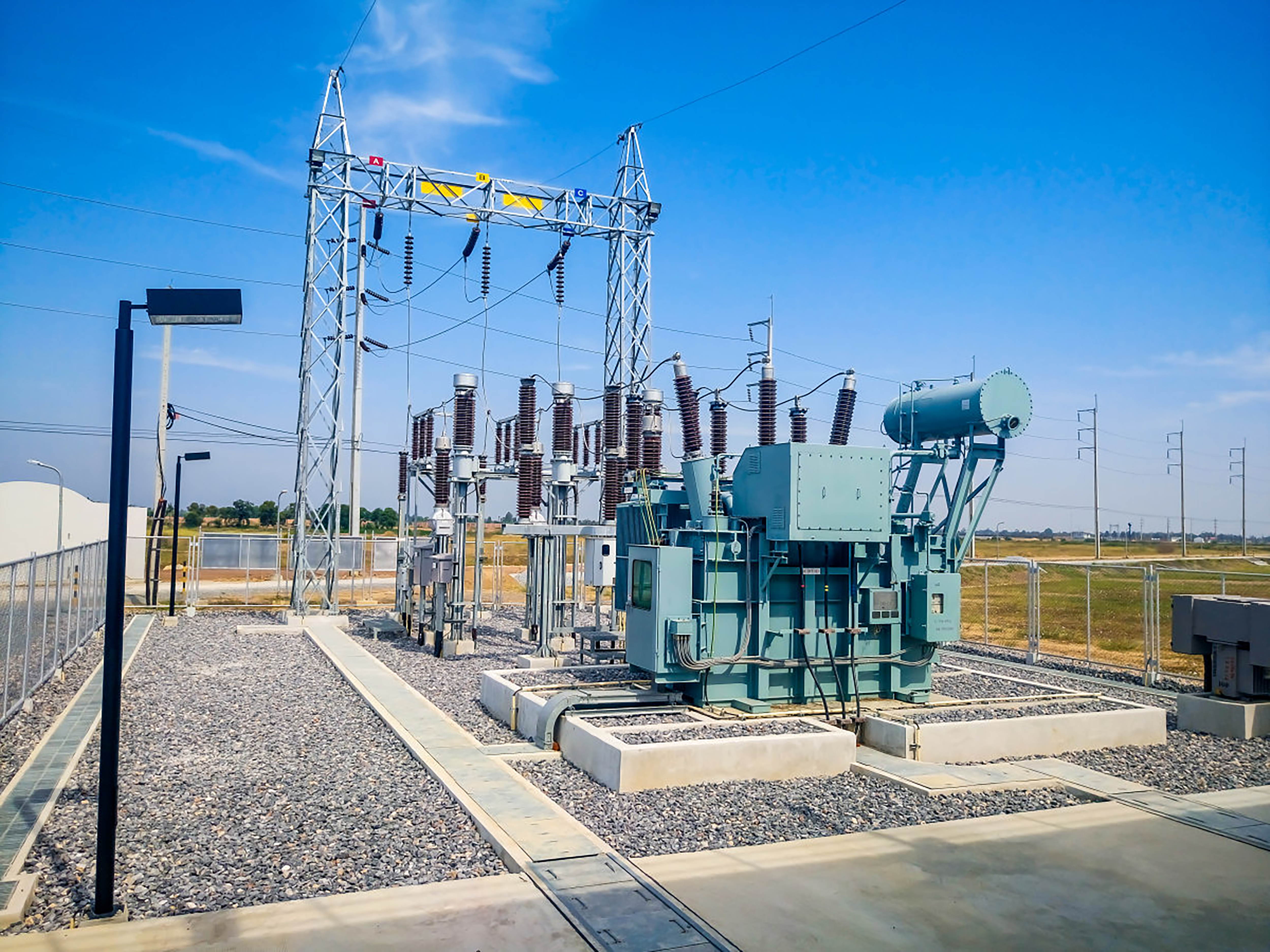  Isoladores vs. PRESENTES DE SURGE: Desvendo seus papéis distintos na proteção da grade de energia